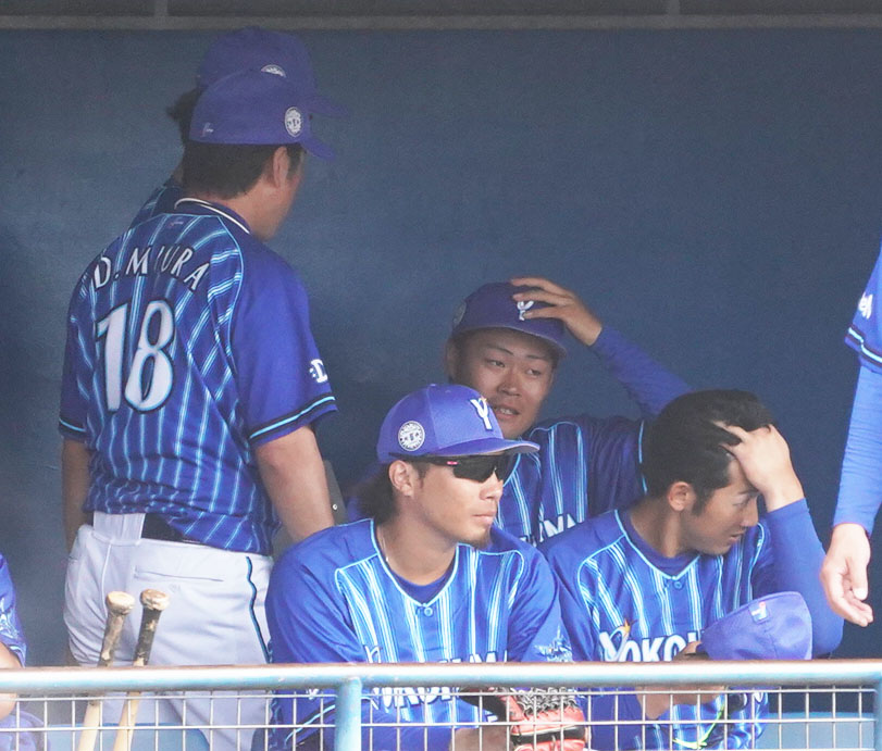 練習試合・中日対DeNA　7回裏中日攻撃終了、DeNAベンチで三浦2軍監督と話す伊勢（撮影・森本幸一）