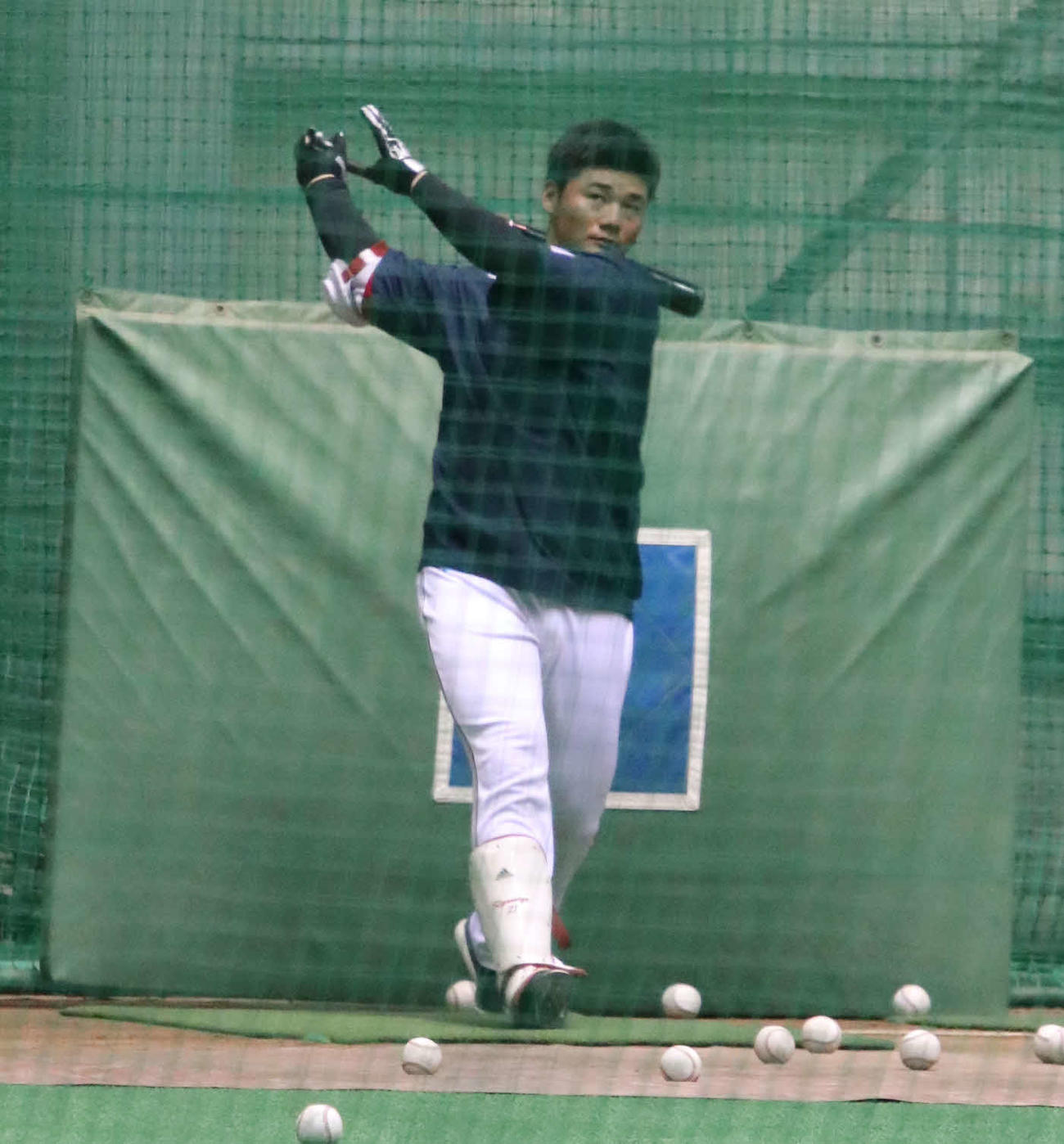 マシンを相手に打撃練習をする日本ハム清宮（撮影・山崎純一）