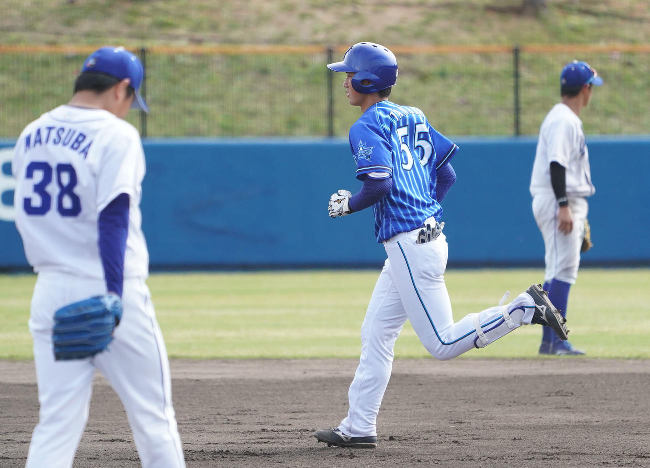 練習試合・中日対DeNA　7回表DeNA無死一、二塁、松葉貴大（左）から左越え3点本塁打を放った田部（撮影・森本幸一）