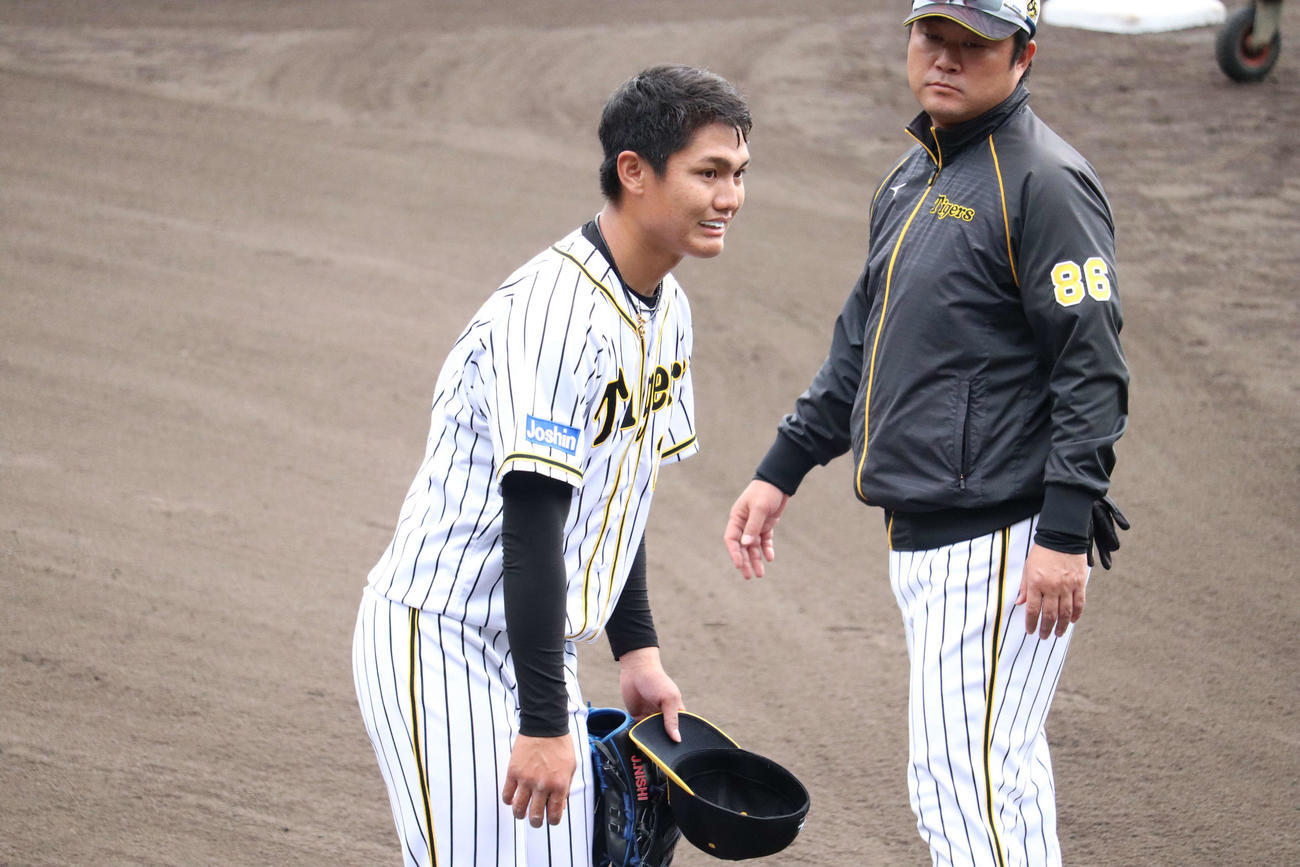 今季初の打撃投手を務めた阪神ドラフト1位の西純矢は終了後に笑顔を見せる（撮影・只松憲）