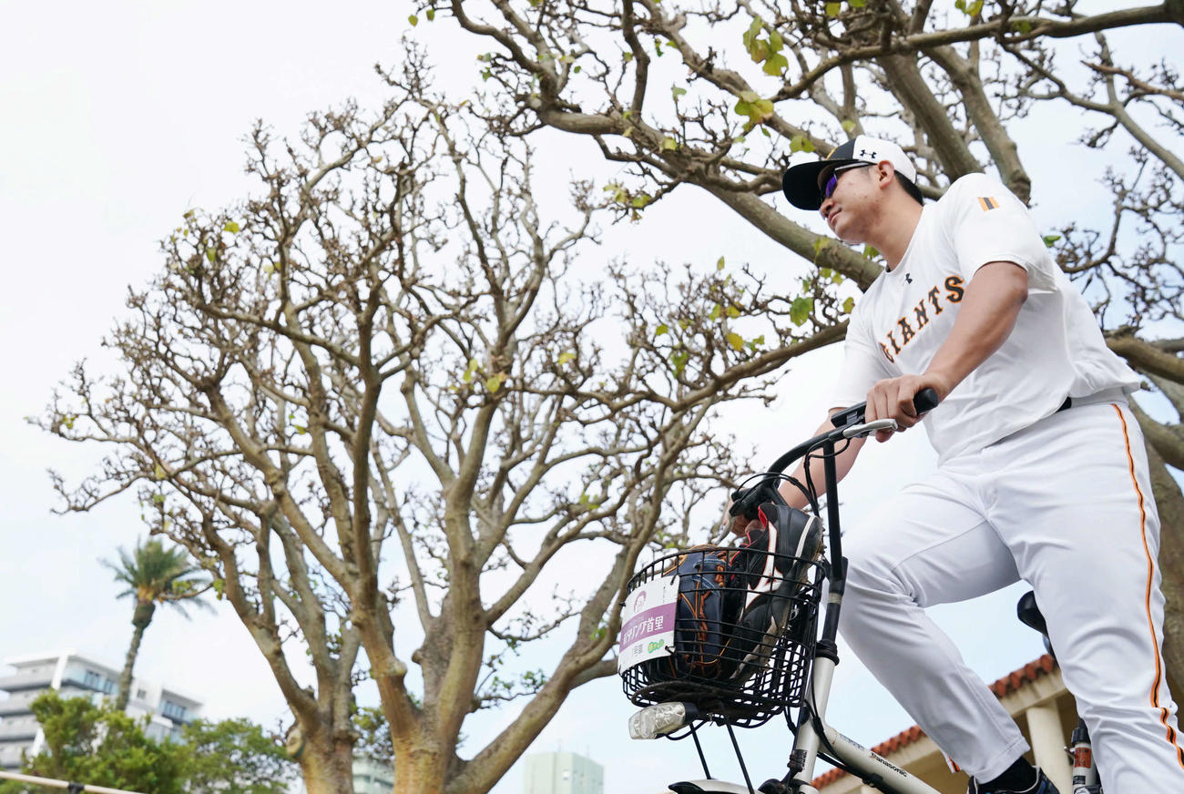巨人沖縄キャンプ最終日、自転車でグラウンド入りする菅野（撮影・加藤諒）