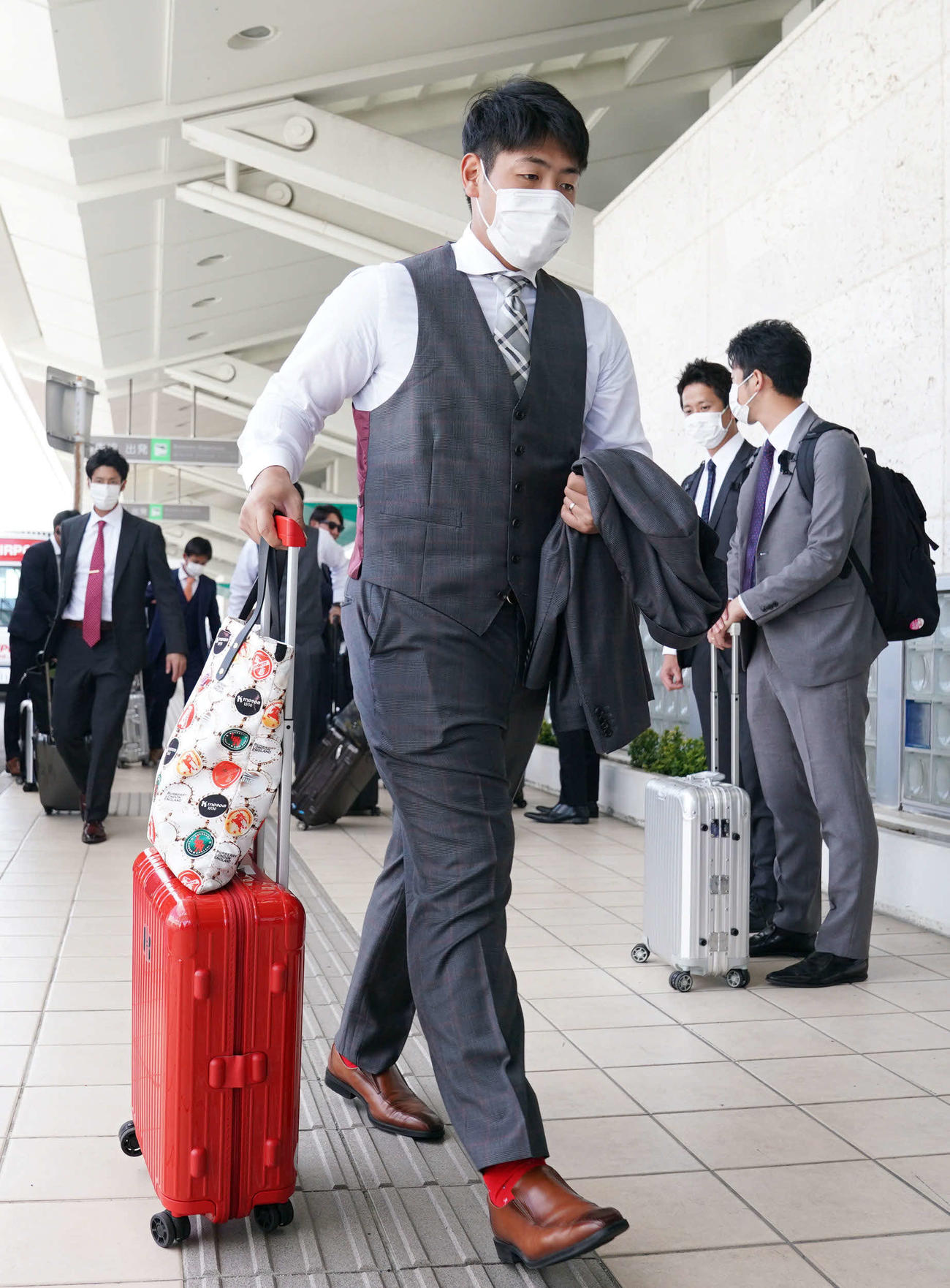 巨人沖縄キャンプを終え、マスクを着用して帰京する岡本（撮影・加藤諒）