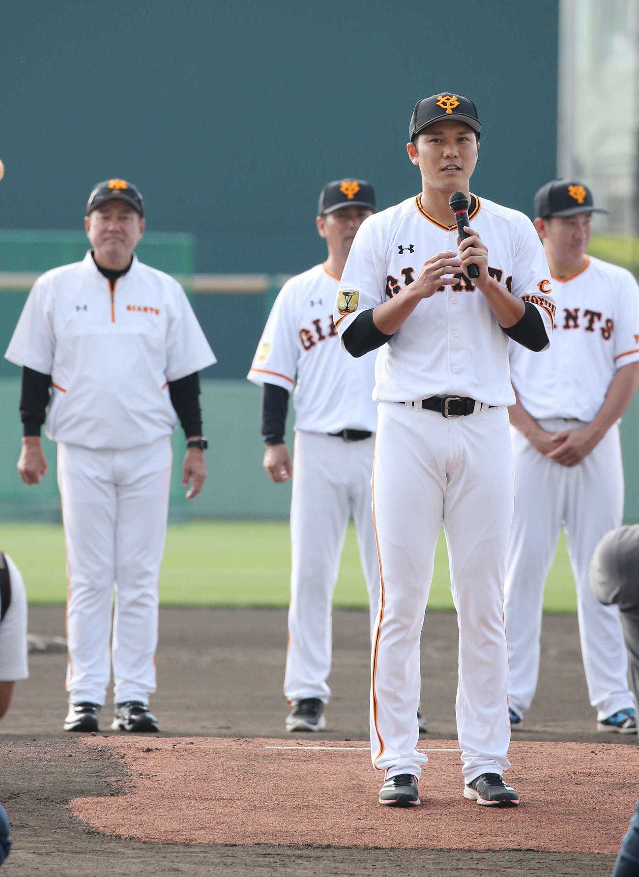 キャンプ手締めであいさつする巨人坂本（手前）。後方左から原監督、元木ヘッドコーチ、菅野（撮影・河野匠）