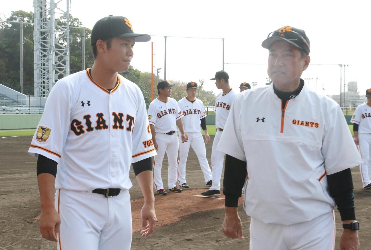 手締め後、言葉を交わす巨人坂本（左）と原監督