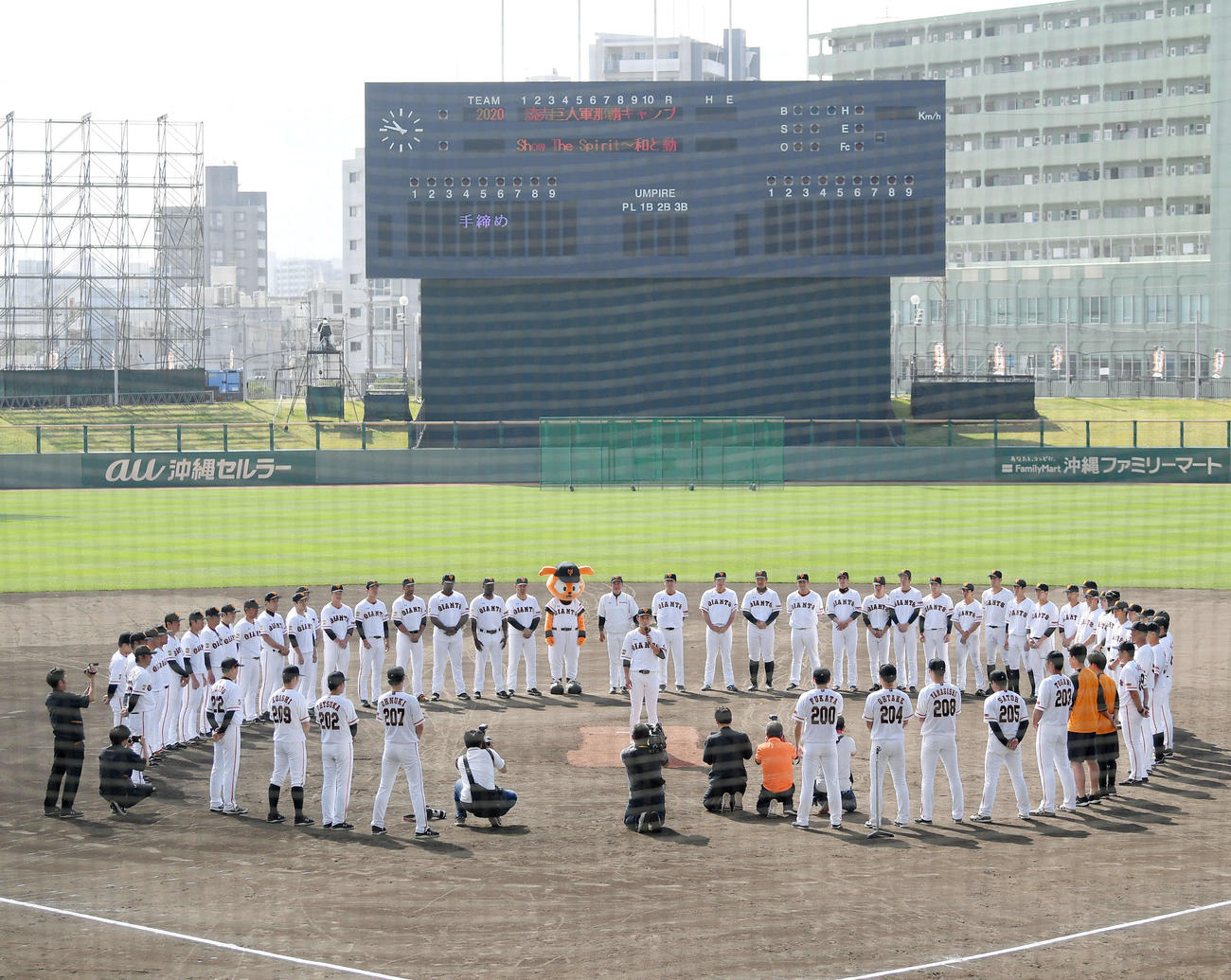 巨人沖縄キャンプを打ち上げ、あいさつをする坂本主将（中央）（撮影・加藤諒）