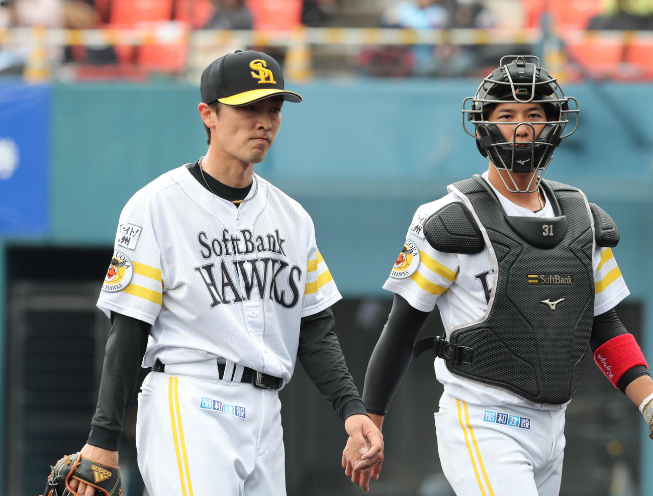 ロッテ戦に先発したソフトバンク和田は3回を無失点に抑える。右は栗原（撮影・梅根麻紀）