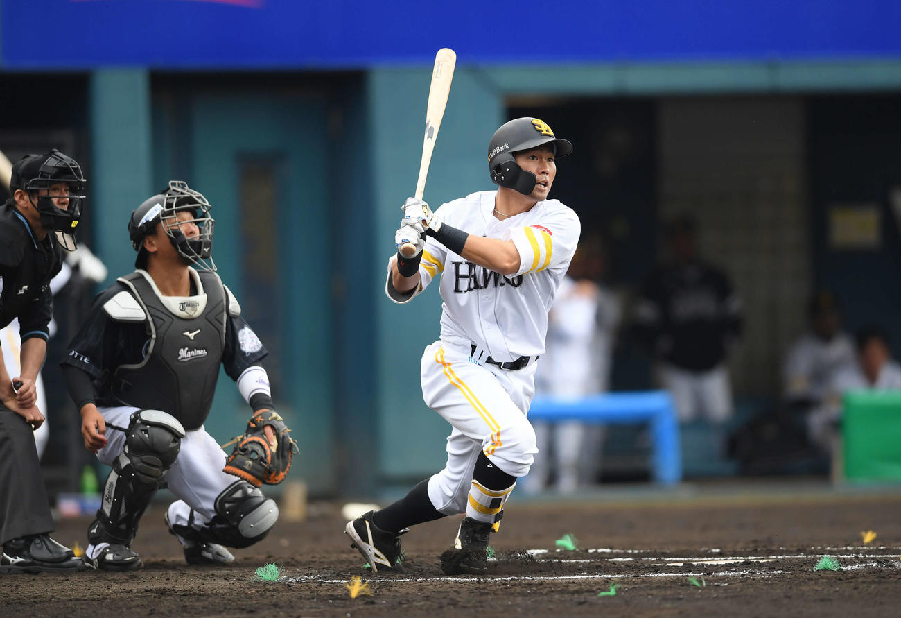 ソフトバンク対ロッテ　6回裏ソフトバンク2死一塁、先制の右適時二塁打を放つ中村晃（撮影・鈴木みどり）