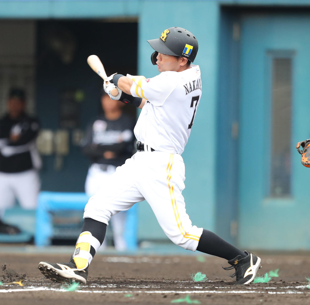 ソフトバンク対ロッテ　6回裏ソフトバンク2死一塁、中村晃は右翼線に先制適時二塁打を放つ（撮影・梅根麻紀）