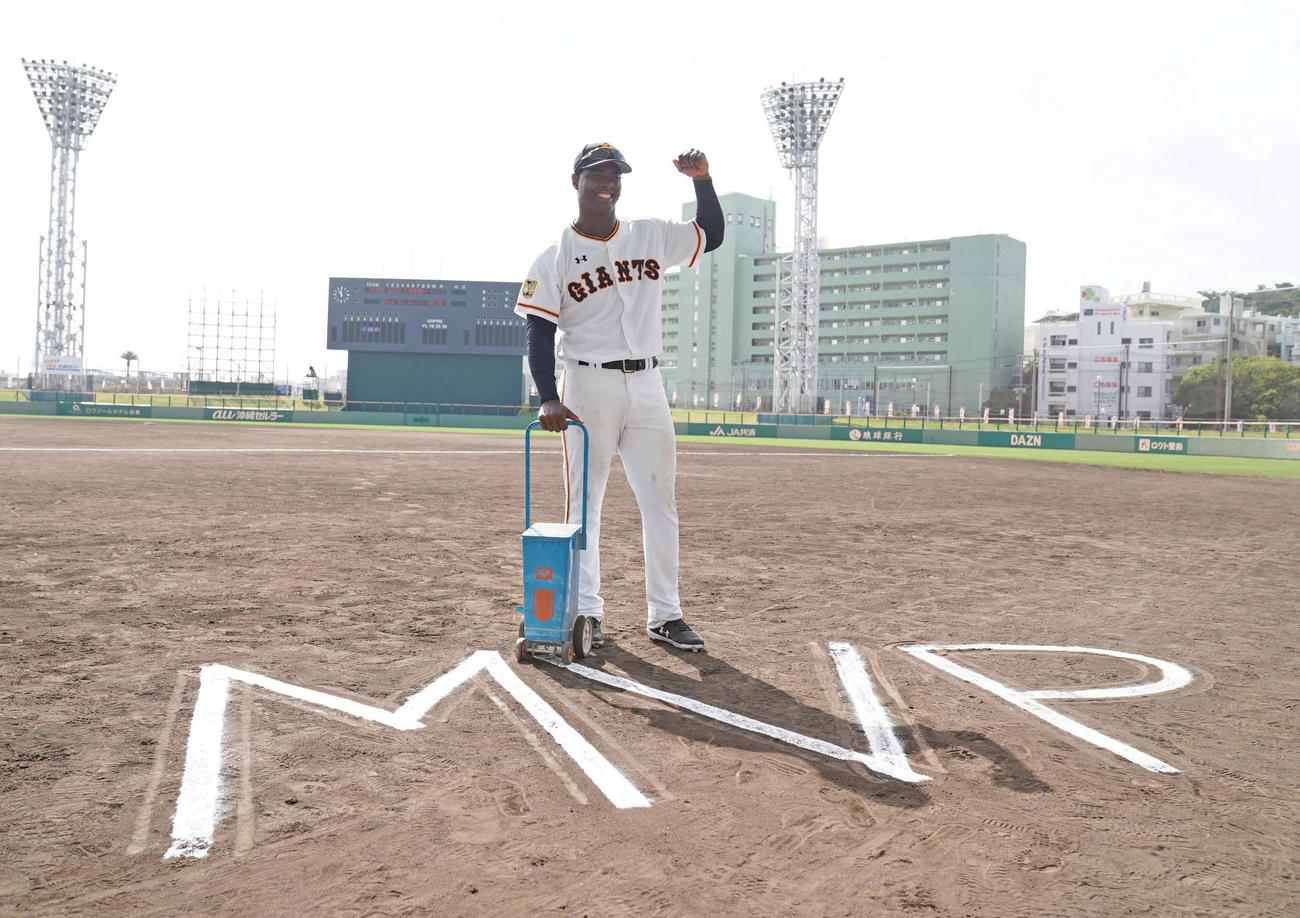 巨人沖縄キャンプでMVPに選ばれ、グラウンドに描いた白線の前でガッツポーズするモタ（撮影・加藤諒）