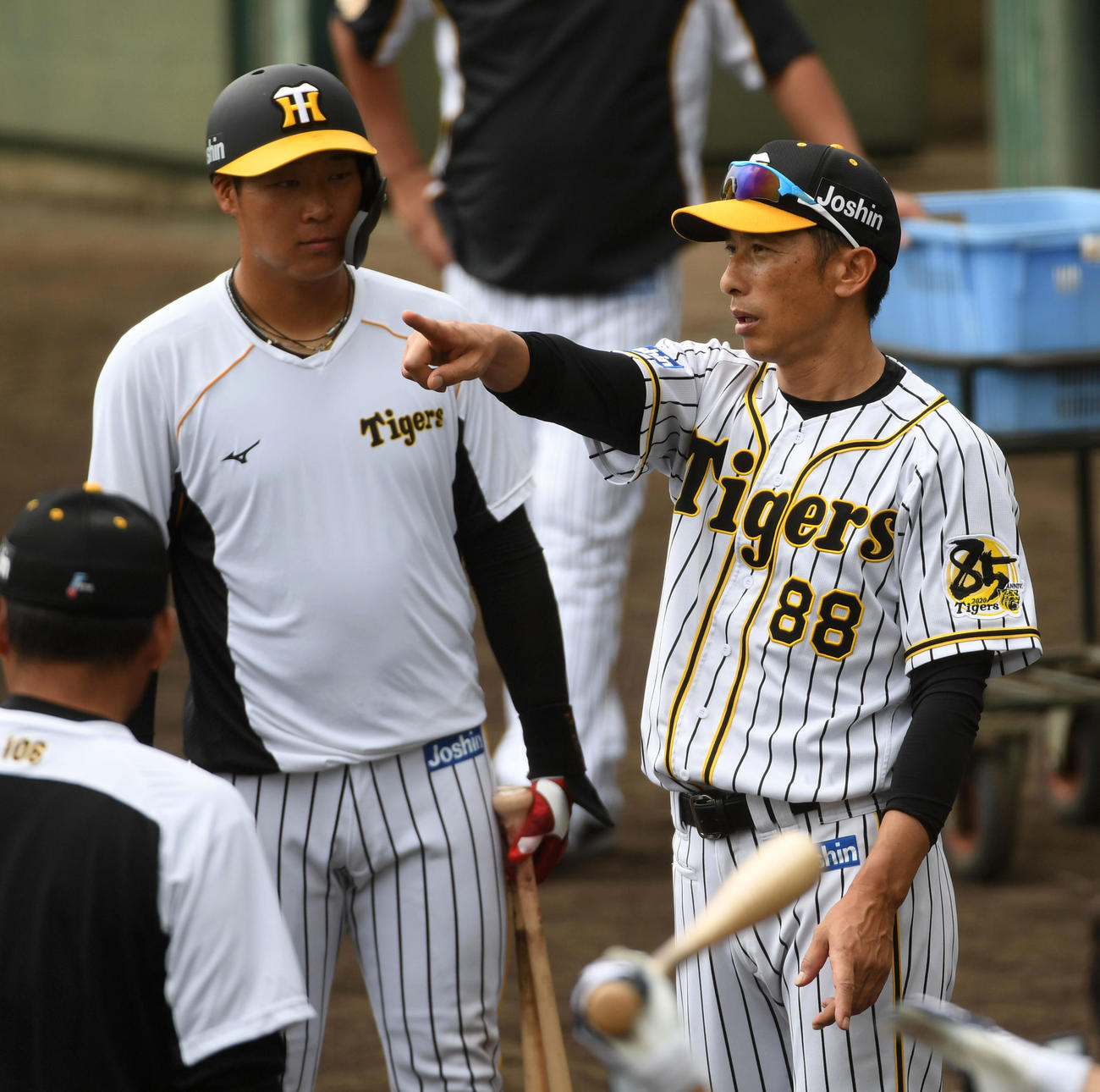 大山（左）を指導する矢野監督（撮影・前岡正明）
