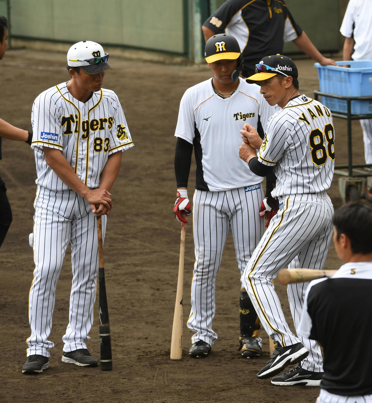 大山（中央）を指導する矢野監督。左は新井コーチ（撮影・前岡正明）