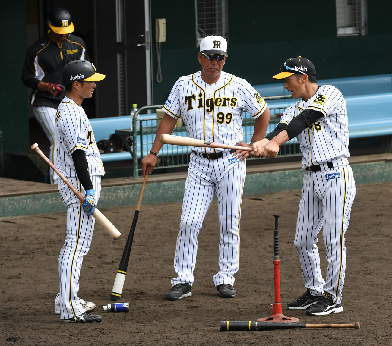 井上コーチ（中央）とともに北條（左）にアドバイスをする矢野監督（撮影・前岡正明）