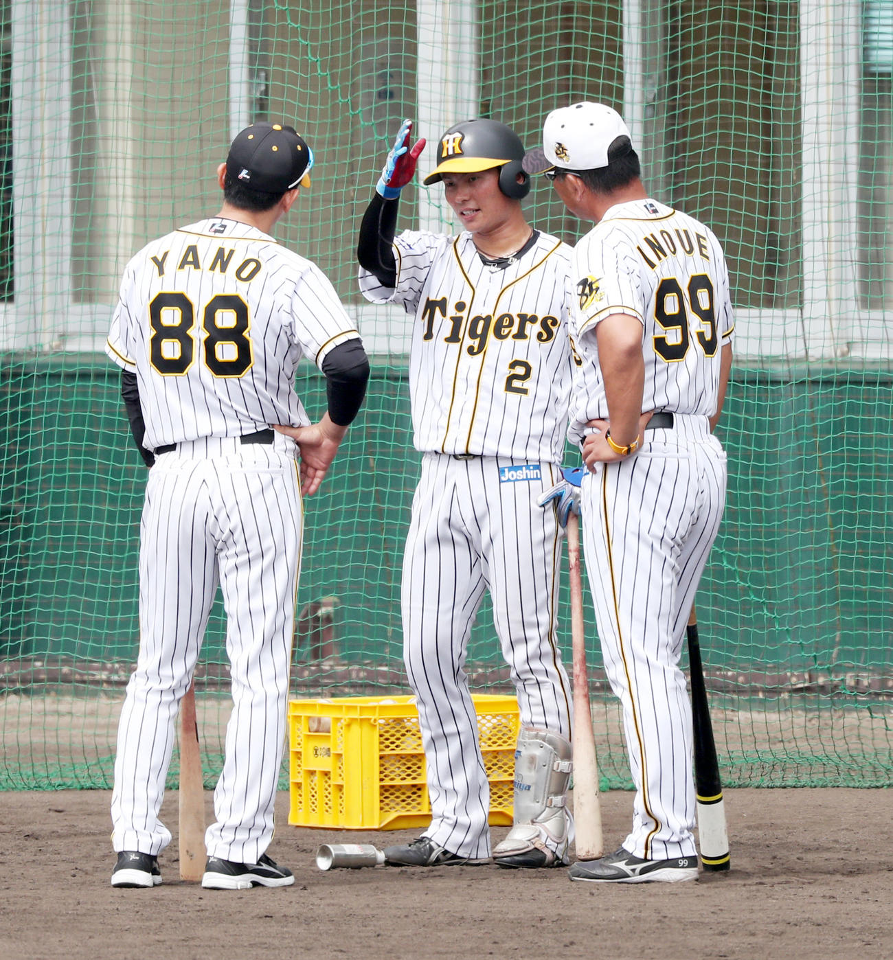 矢野監督（左）と井上コーチ（右）から打撃指導を受ける北條（撮影・前田充）
