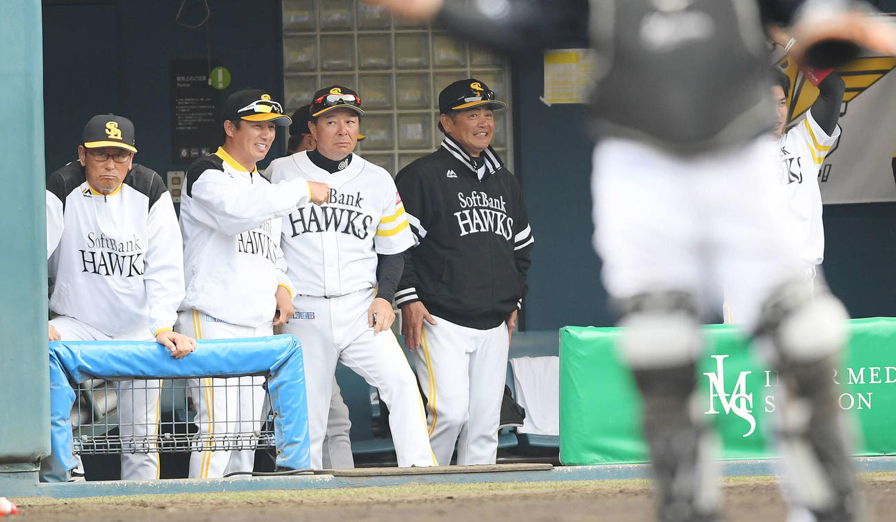 ソフトバンク対ロッテ　6回裏ソフトバンク2死一塁、中村晃の右適時二塁打で先制し笑顔の工藤監督（右）（撮影・鈴木みどり）