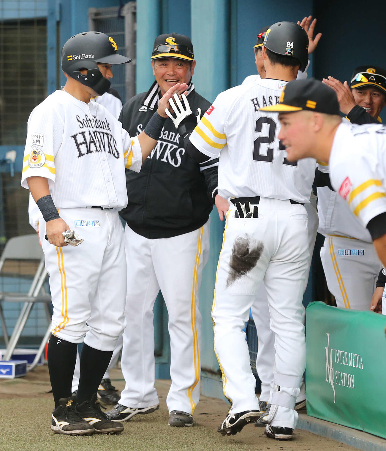 ソフトバンク対ロッテ　6回裏、工藤監督（中央）は、適時打を放った中村晃（左）や長谷川とハイタッチ（撮影・梅根麻紀）