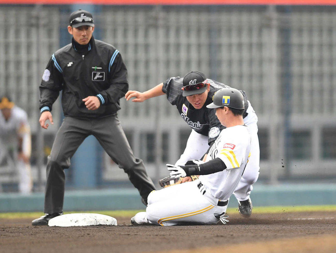 ソフトバンク対ロッテ　6回裏ソフトバンク2死二塁、右越え適時二塁打を放った長谷川は三塁へ滑り込むもアウト。三塁手安田（撮影・鈴木みどり）