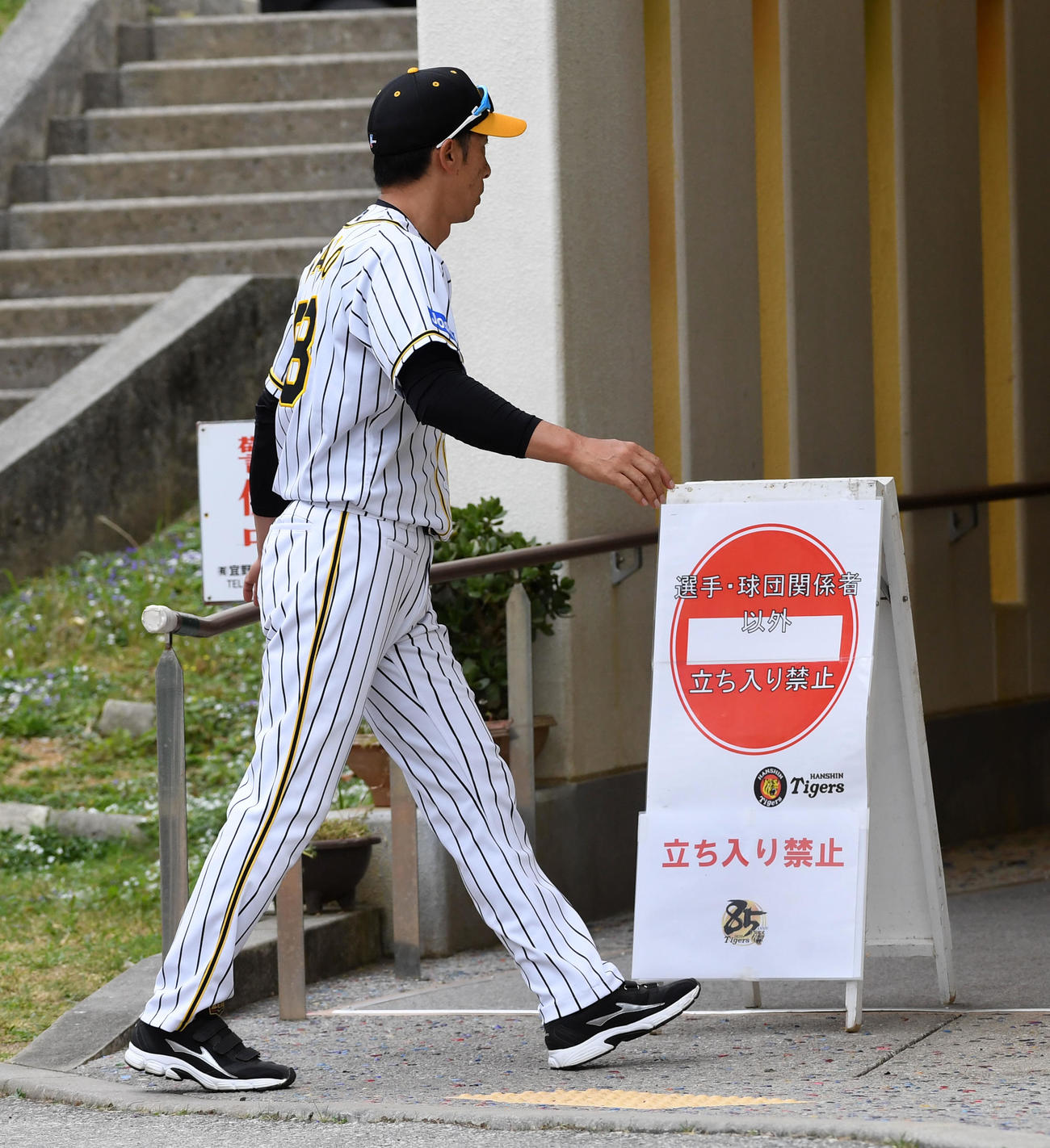非公開練習の行われる室内練習場に入る矢野監督（撮影・前岡正明）