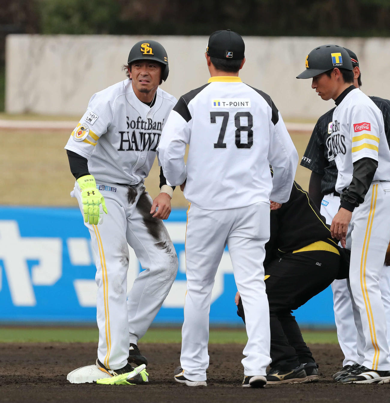 ソフトバンク対ロッテ　5回裏ソフトバンク無死一塁、打者栗原の時、小野のけん制が左腕に当たった松田宣（左）は、二塁上で顔をしかめる（撮影・梅根麻紀）