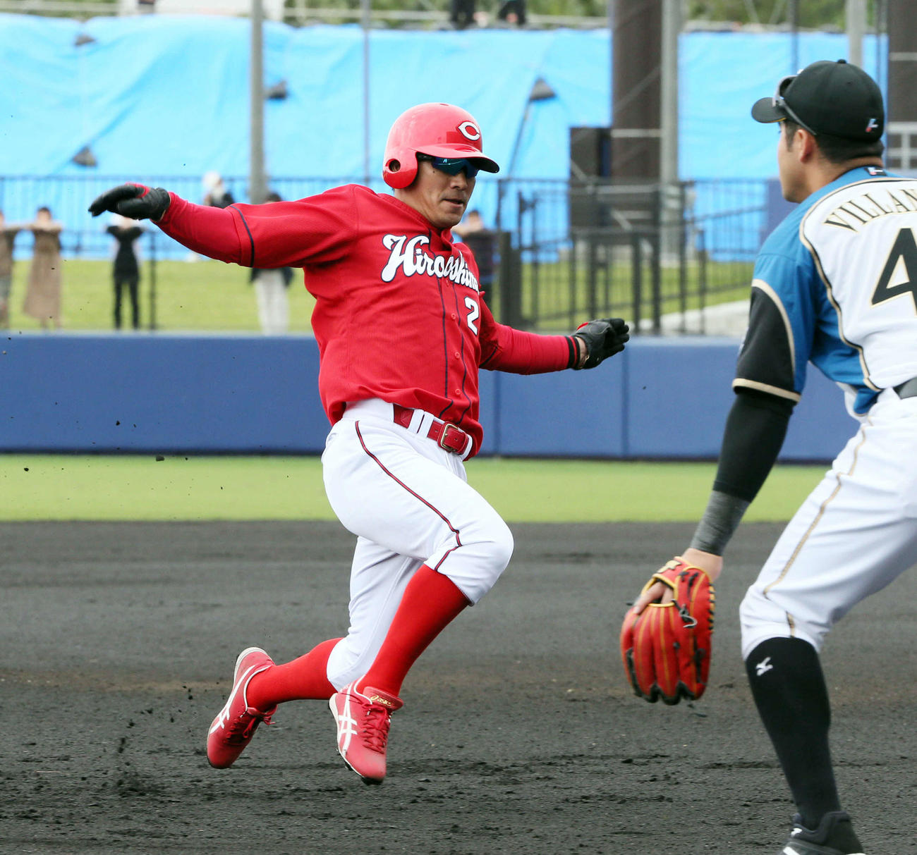 19日の日本ハム戦で三塁に滑り込む田中広