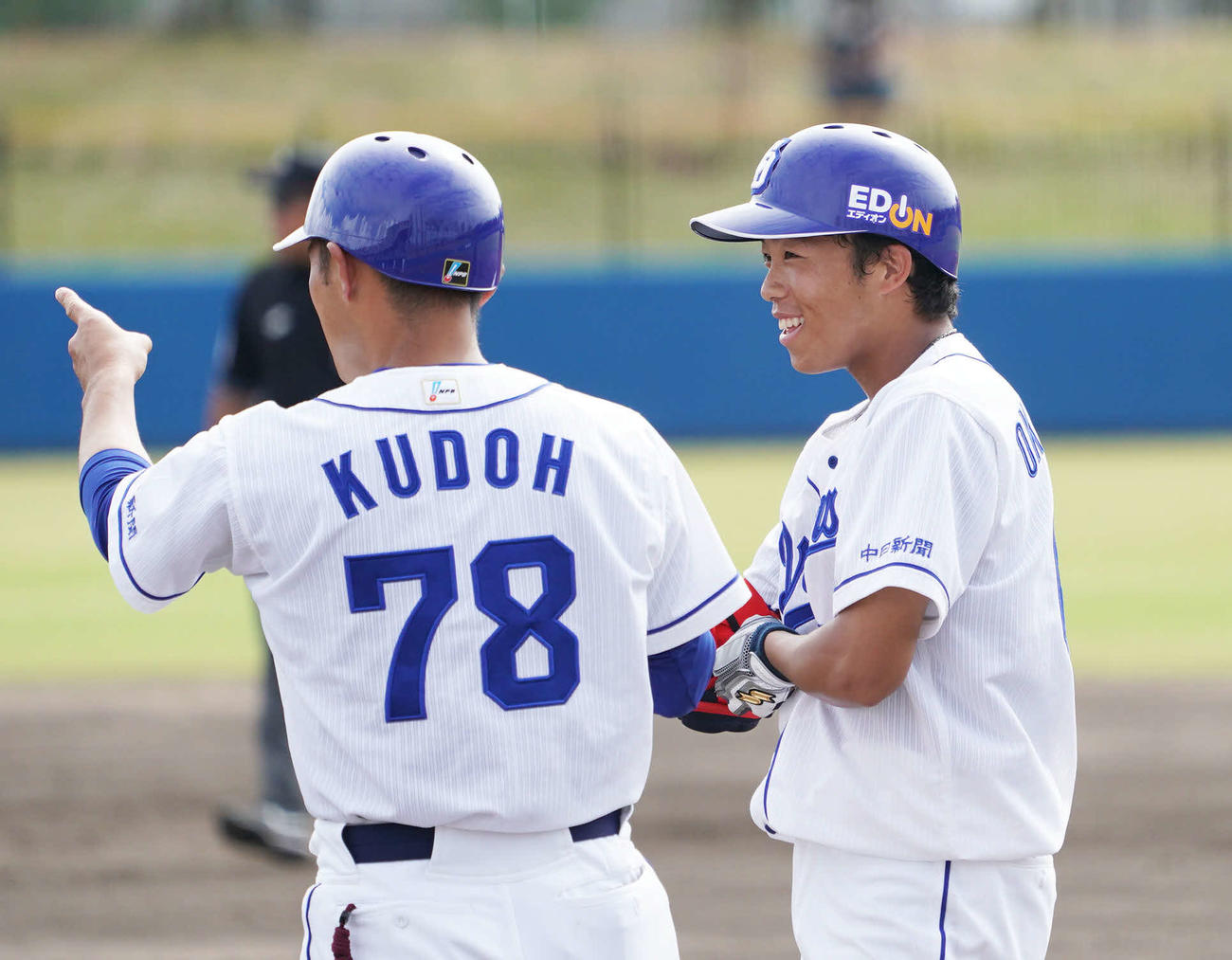 DeNA戦の6回裏中日1死一塁、左前打を放ち笑顔を見せる岡林（撮影・森本幸一）