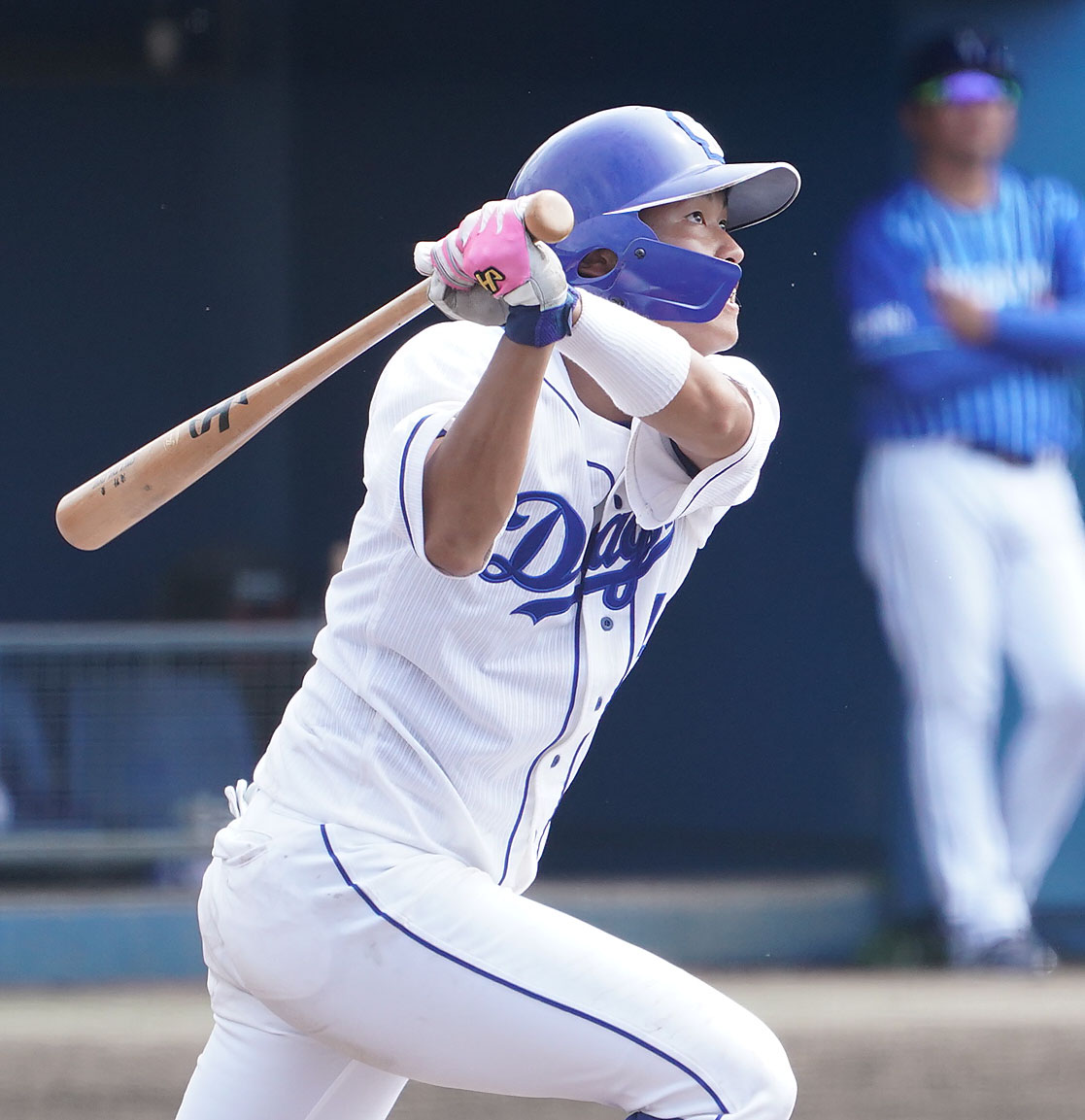 練習試合・中日対DeNA　3回裏中日無死、右越え本塁打を放った滝野要（撮影・森本幸一）
