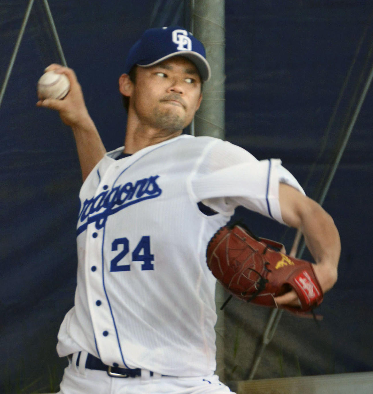 DeNAとの2軍の練習試合に登板後、ブルペンで投げ込む中日福谷（共同）

