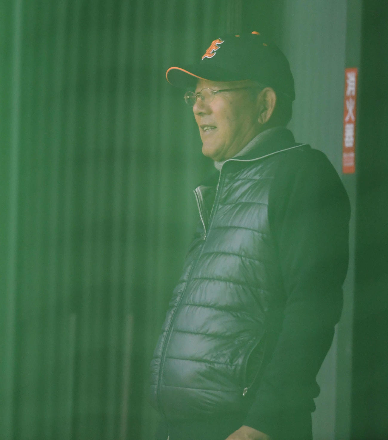 ロッテ佐々木朗の投球を見つめる平松氏（撮影・鈴木みどり）