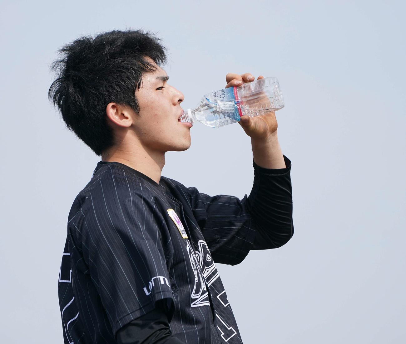 練習の合間に水を飲むロッテ佐々木朗（撮影・鈴木みどり）