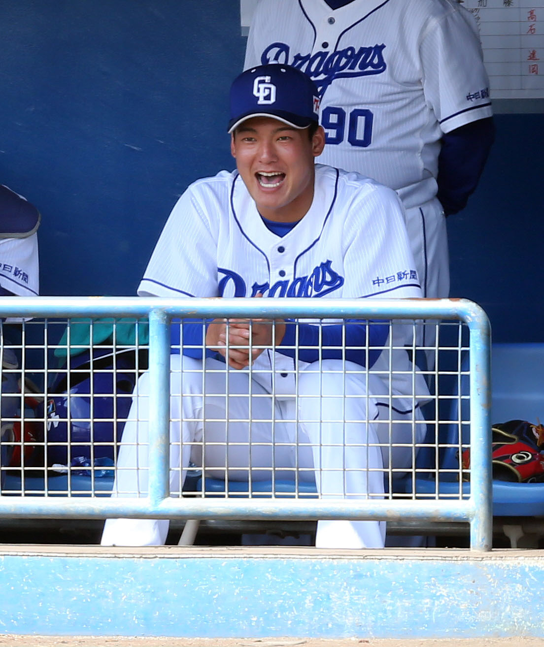 中日対DeNA　ベンチから声を出す中日石川昂（撮影・大野祥一）