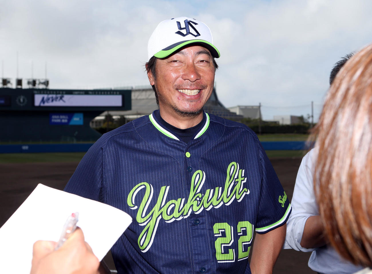 キャンプを終え、報道陣の質問に答える高津監督（撮影・狩俣裕三）