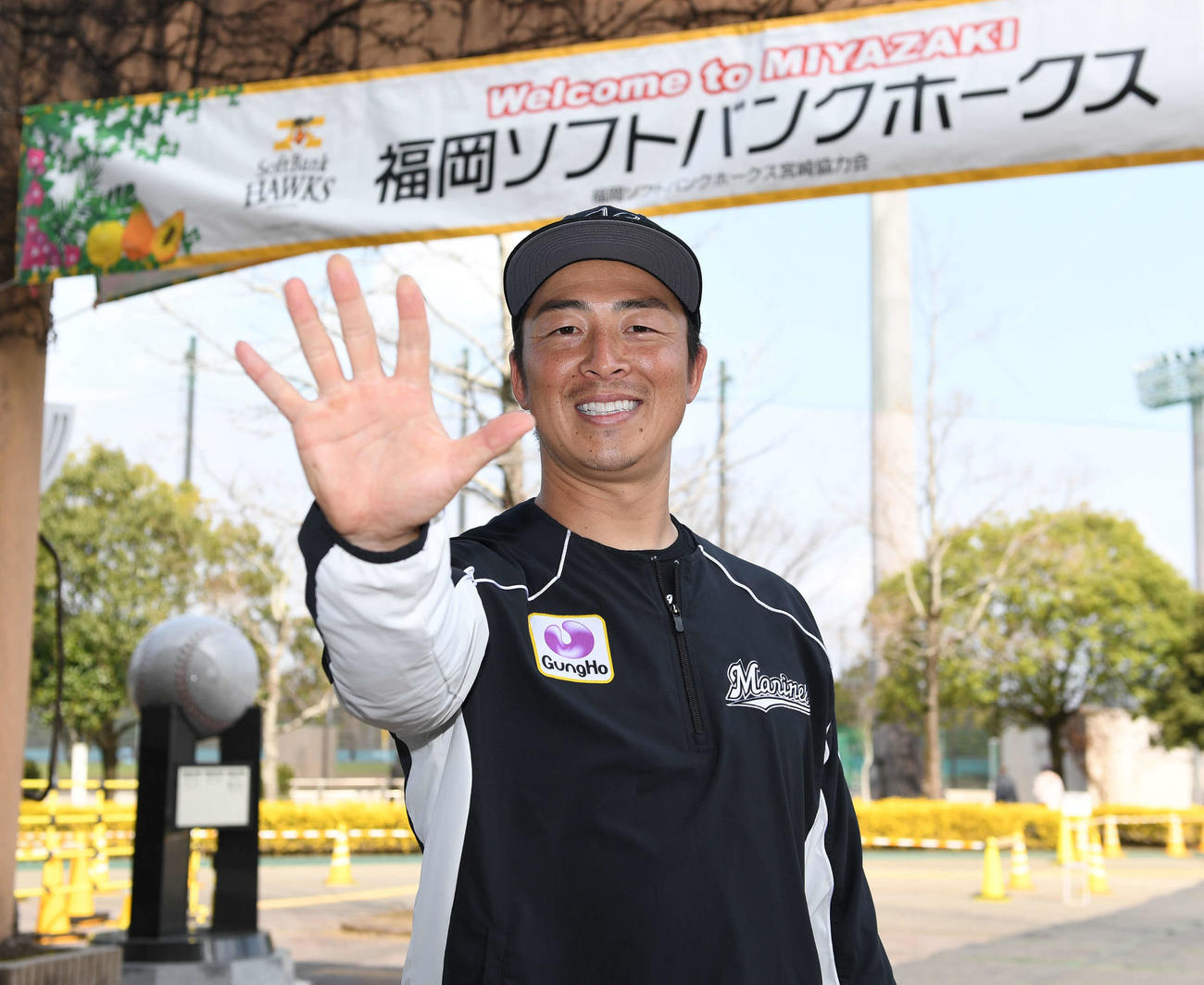 開幕投手に決まったロッテ美馬は笑顔でポーズ（撮影・鈴木みどり）
