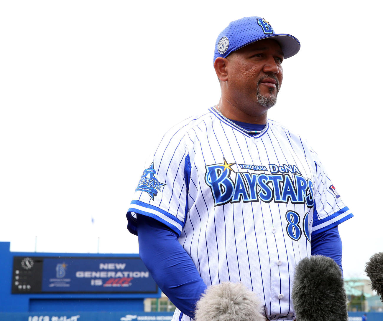 DeNA沖縄キャンプを打ち上げ、取材に応じるラミレス監督（撮影・大野祥一）