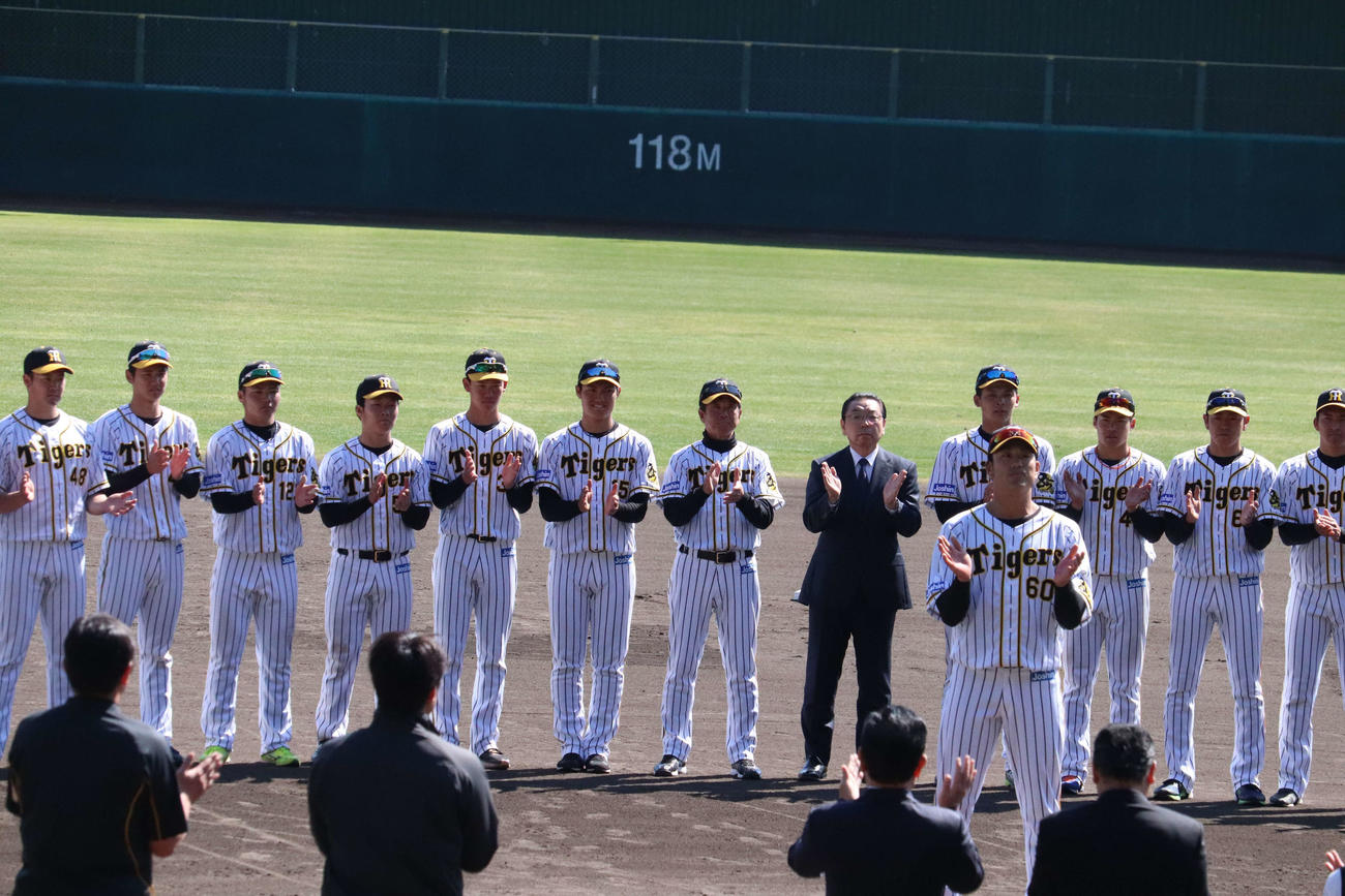 阪神2軍は高知・安芸でのキャンプを一本締めで打ち上げた（撮影・只松憲）