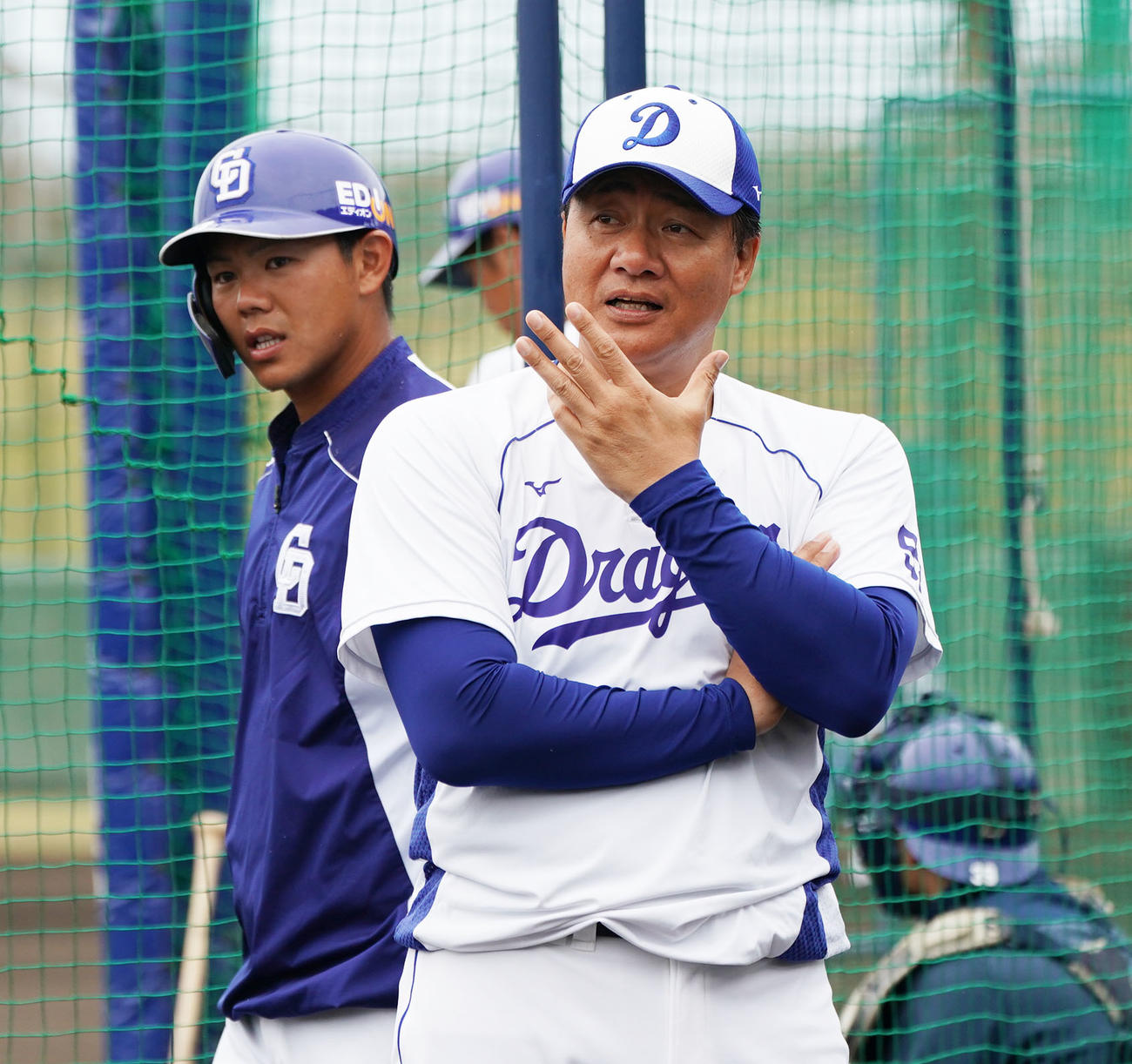 中日ドラゴンズ春季沖縄キャンプ　選手と話をする与田剛監督（撮影・森本幸一）