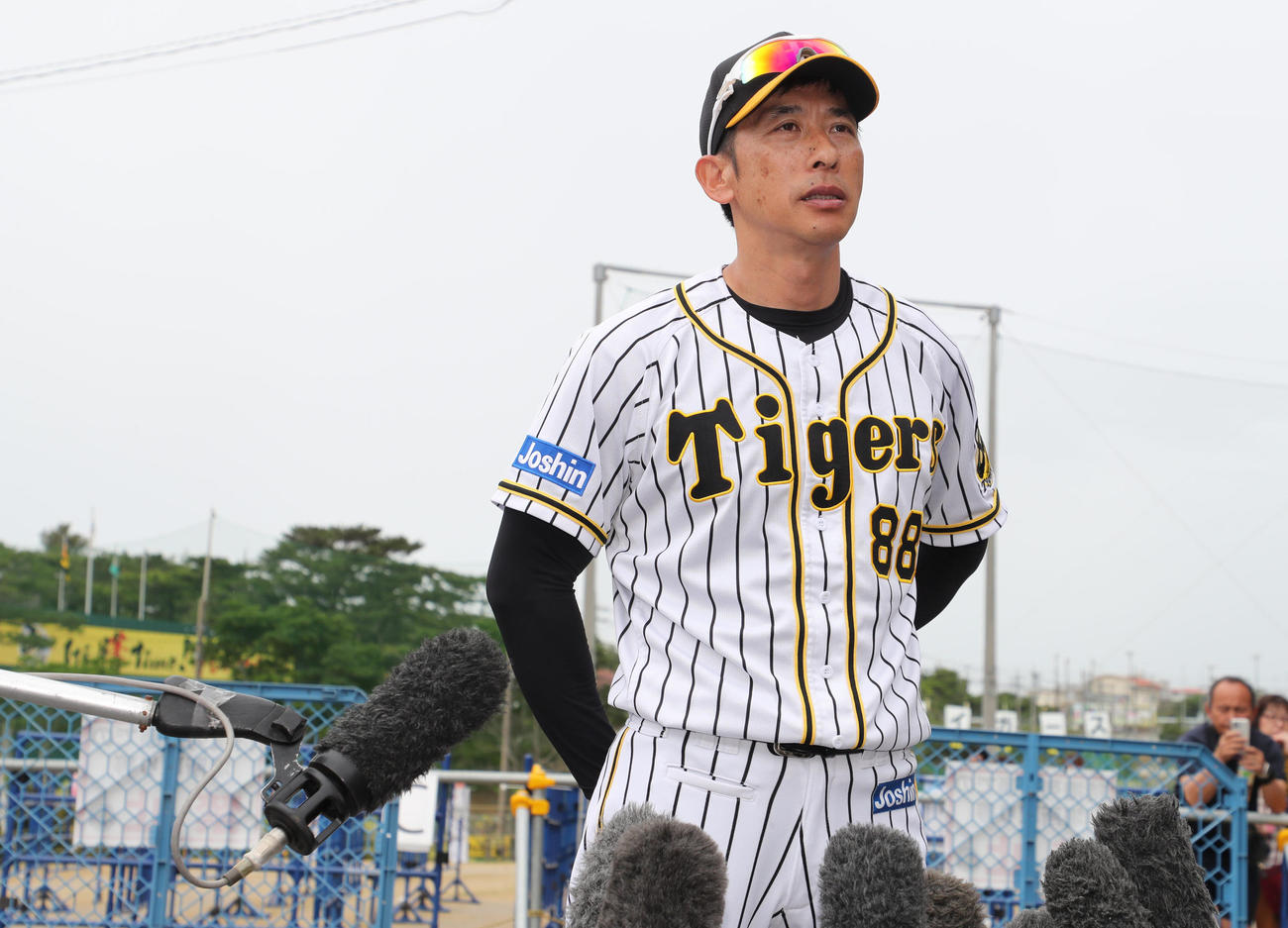 キャンプ総括の会見を行う矢野耀大監督（撮影・清水貴仁）