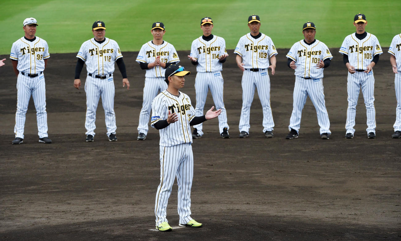 宜野座キャンプを打ち上げ、一本締めを行う糸原健斗（撮影・前岡正明）