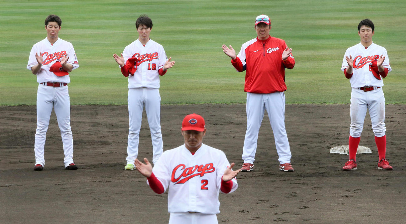 キャンプ最終日を終え、一本締めをする広島田中広（手前）と後方左から宇草、森下、佐々岡監督、小園（撮影・栗木一考）