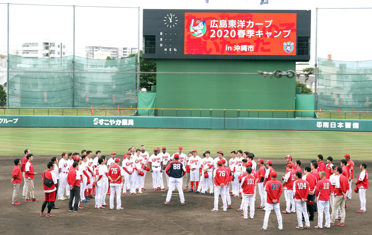 キャンプ最終日を終え、選手にあいさつする広島佐々岡真司監督（中央）（撮影・栗木一考）