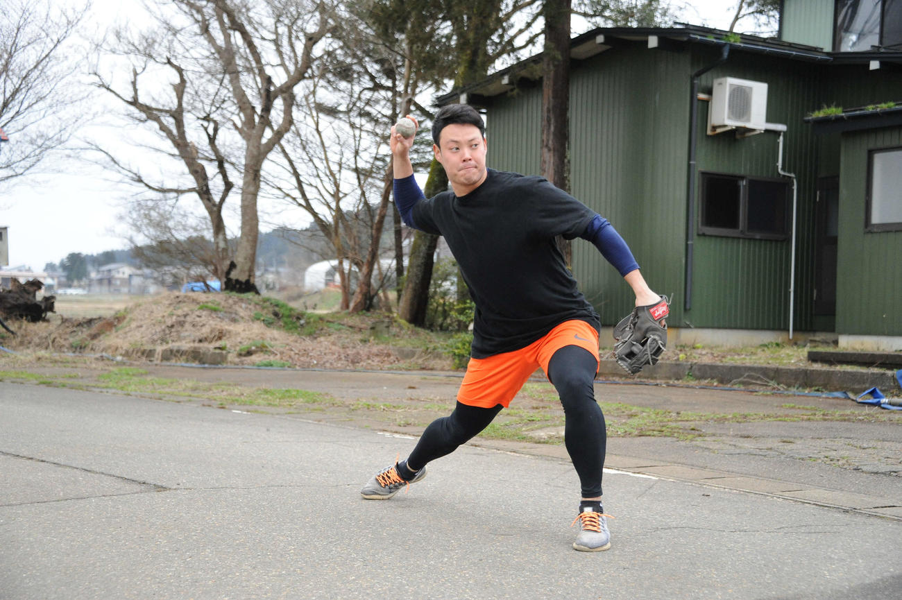 軽めの投球練習で調整する前川