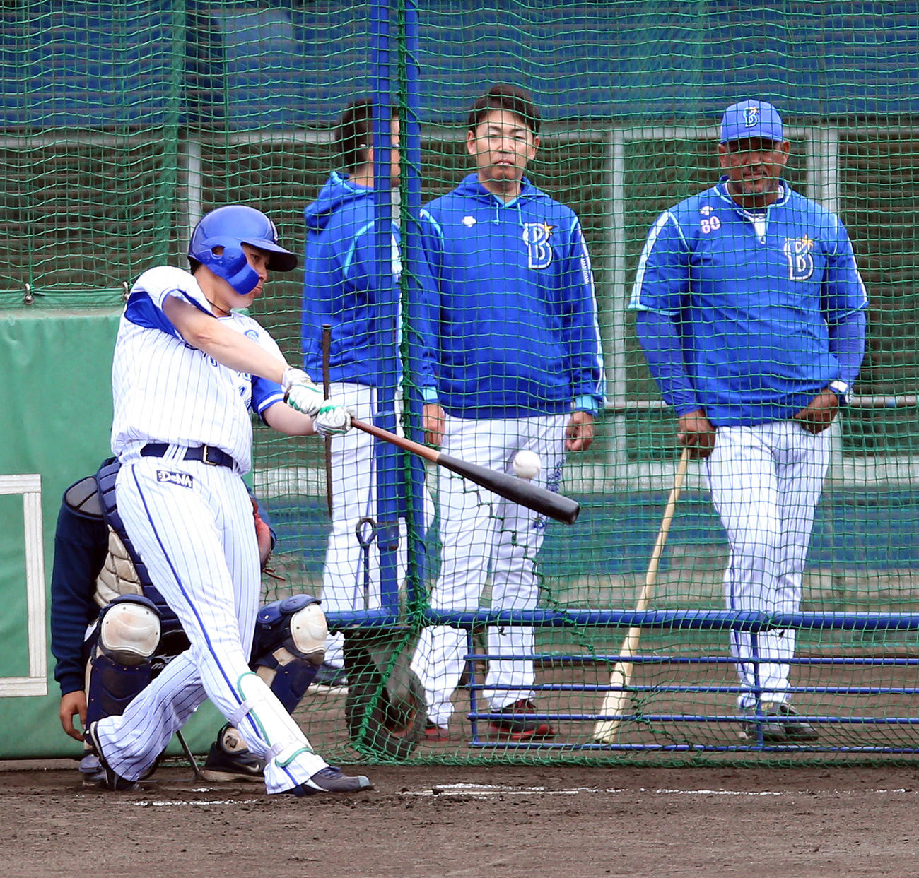 DeNAラミレス監督（右端）が見守る中、打撃練習する佐野（撮影・大野祥一）