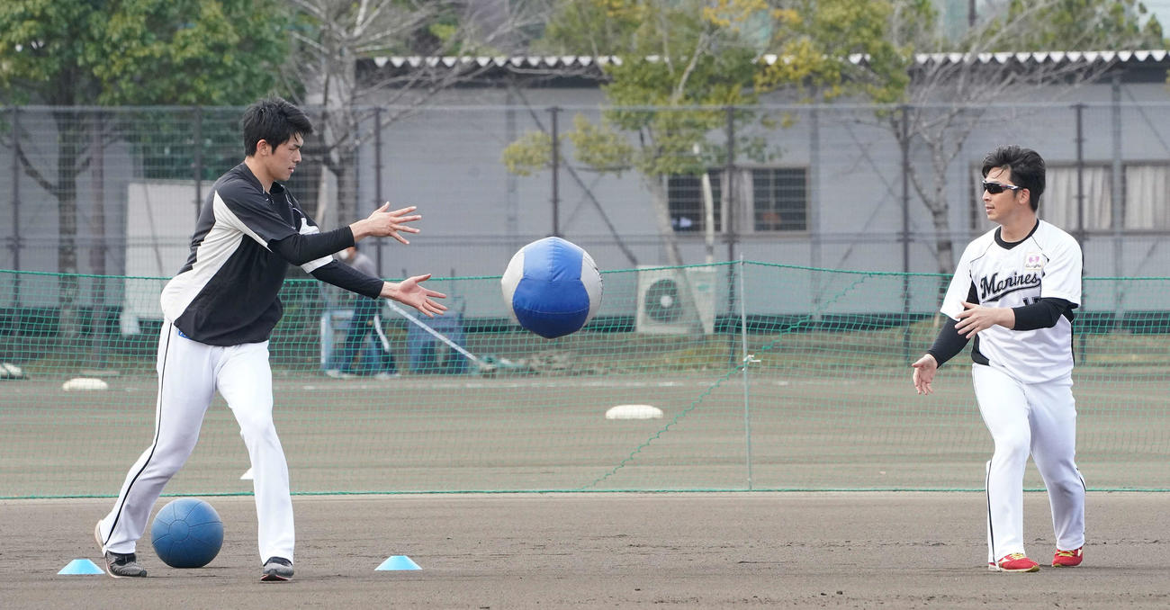 美馬（右）とボールを投げ合うロッテ佐々木朗（撮影・鈴木みどり）