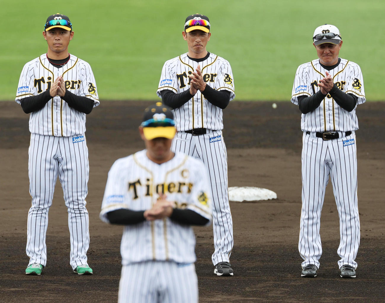 糸原健斗（手前）の音頭でキャンプを打ち上げる矢野耀大監督と高山俊（左）ら阪神選手たち（撮影・清水貴仁）