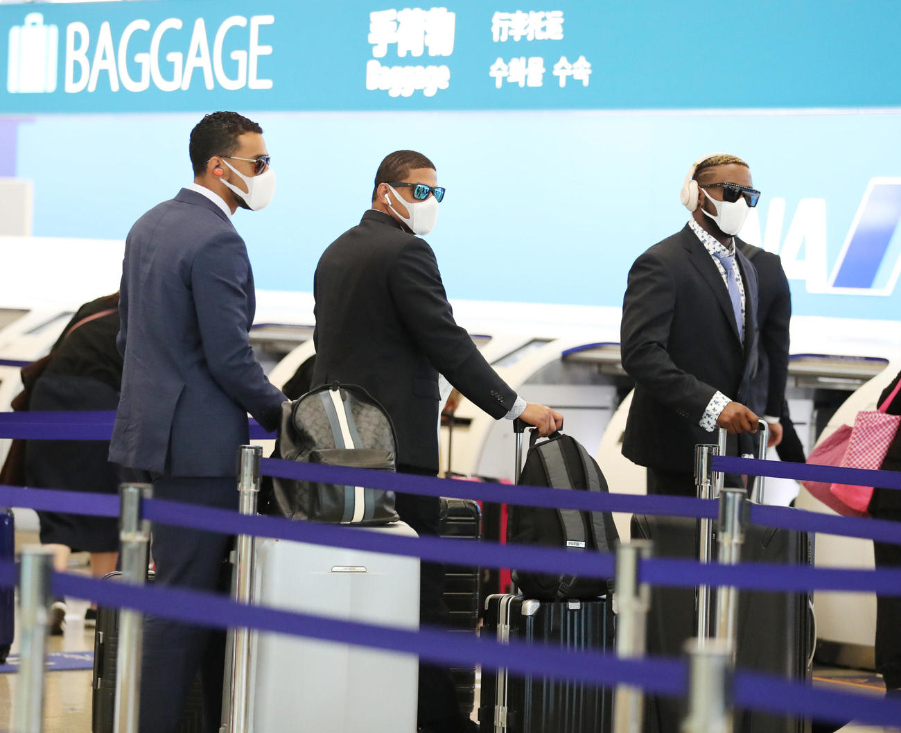 那覇空港に到着するスアレス（左）、マルテ（中央）、ガルシア（撮影・清水貴仁）