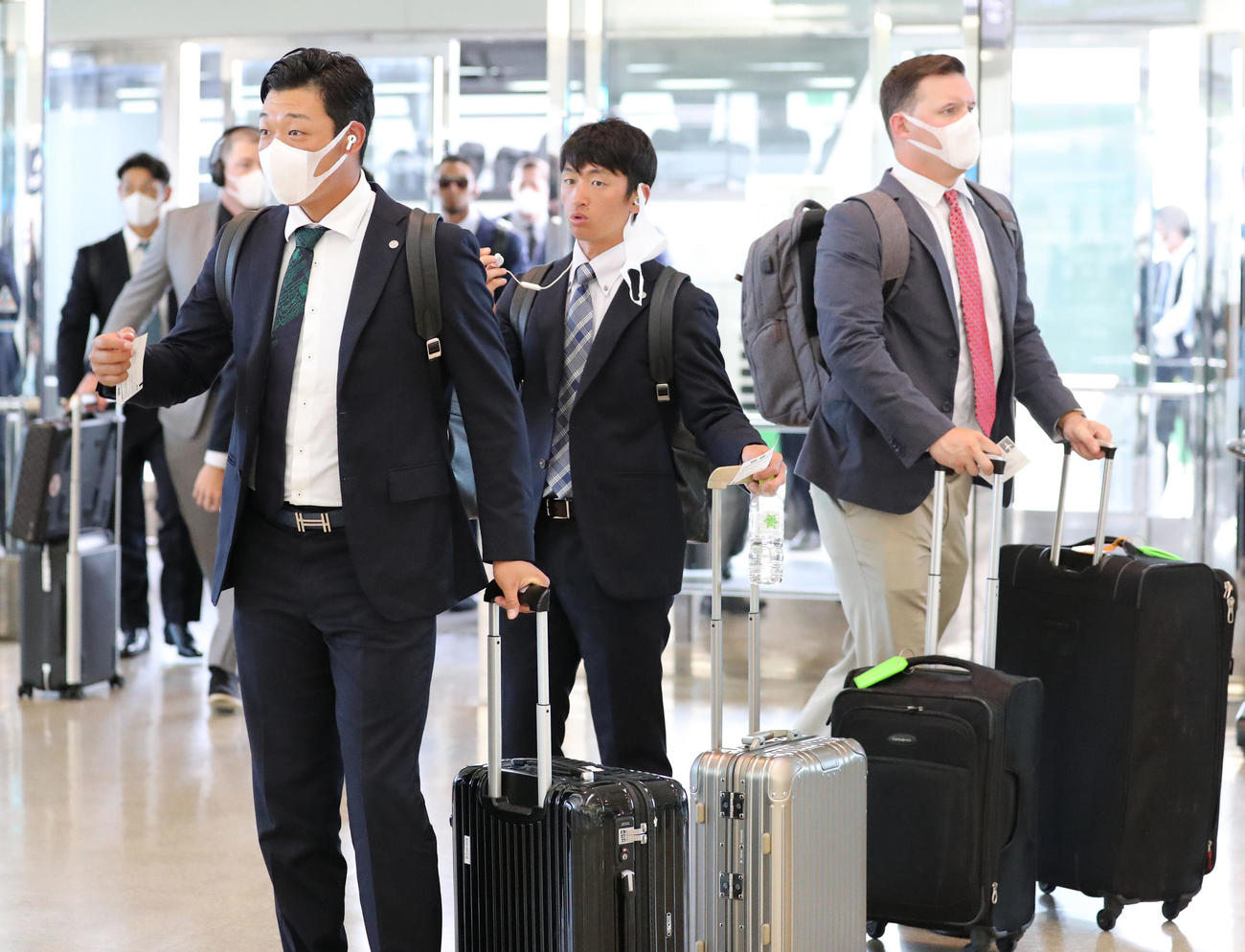 那覇空港から帰阪する、左から大山、近本、サンズら（撮影・清水貴仁）