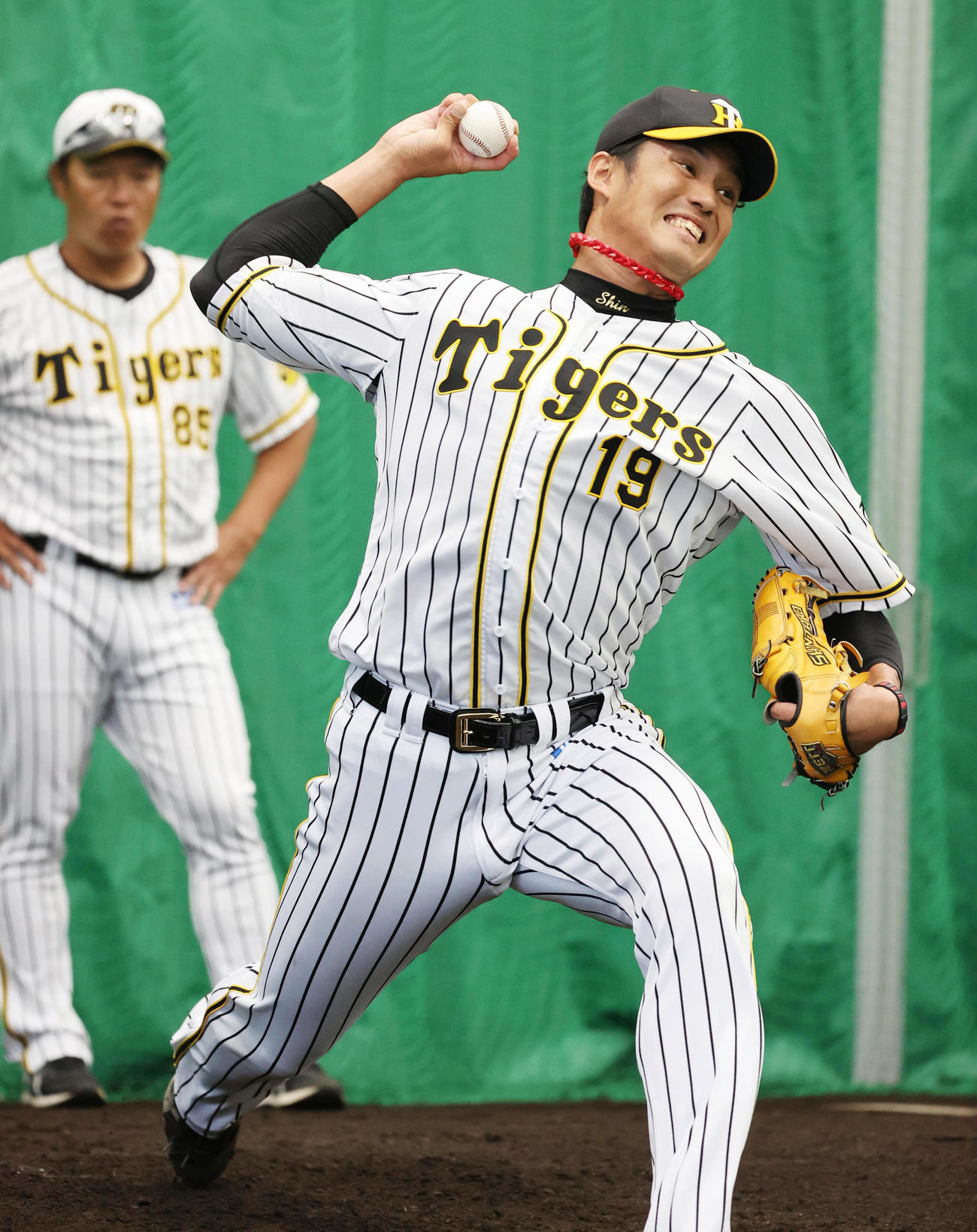 ブルペンで投球練習を行う藤浪（撮影・清水貴仁）