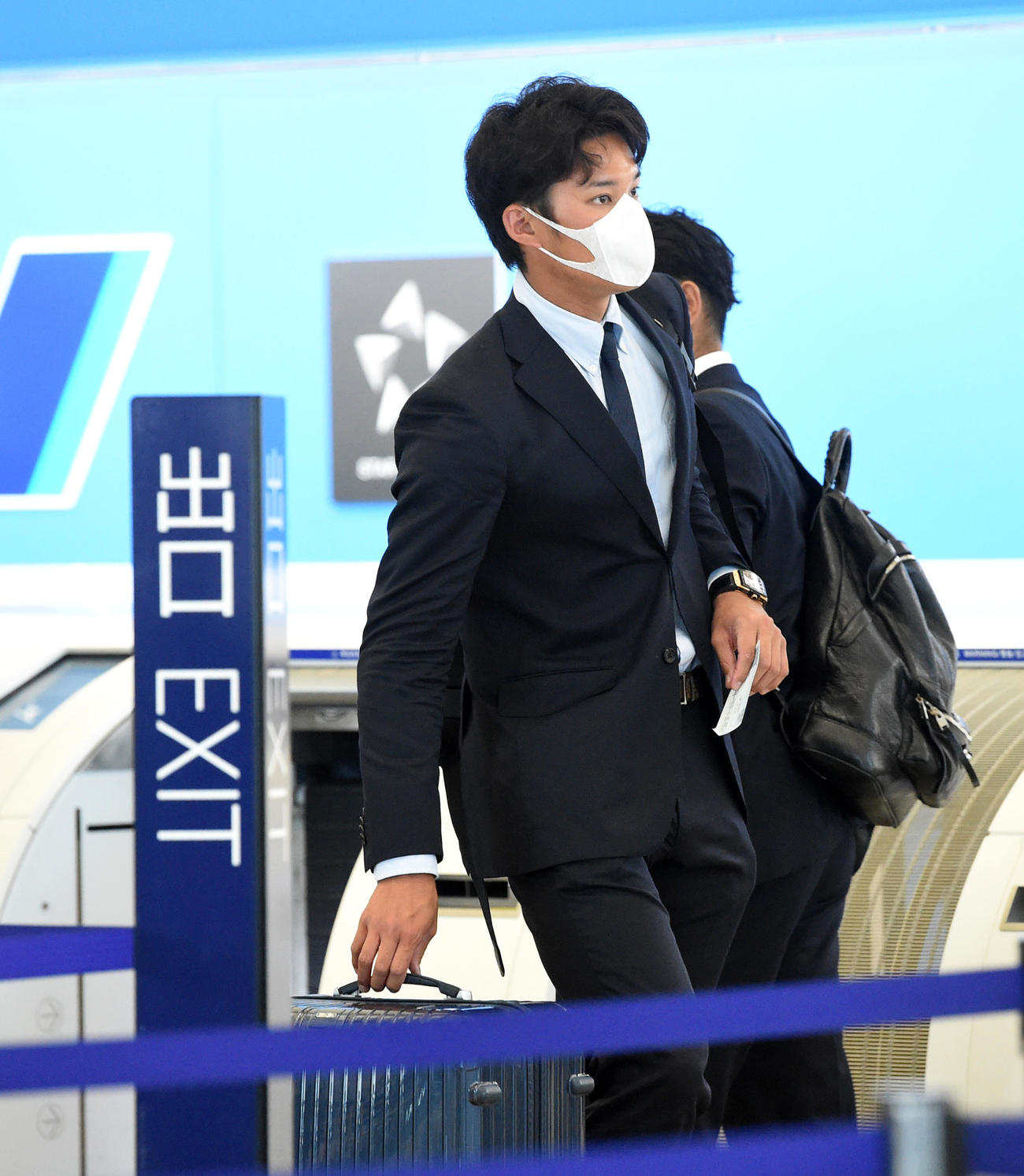 マスクを着用し大阪に戻る藤浪（撮影・前岡正明）