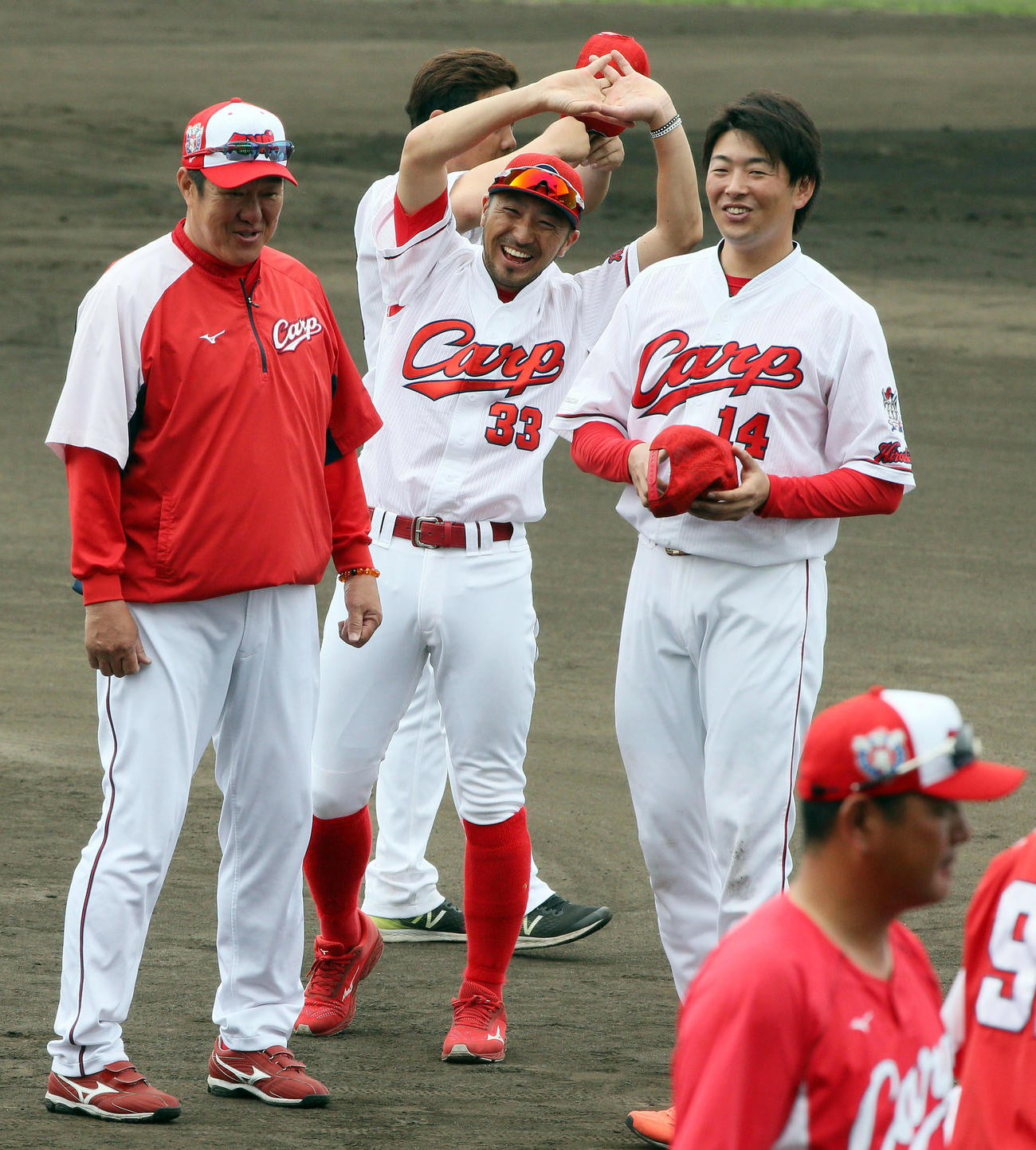 円陣前、大瀬良（右）に声をかける佐々岡監督。中央は菊池涼（撮影・栗木一考）