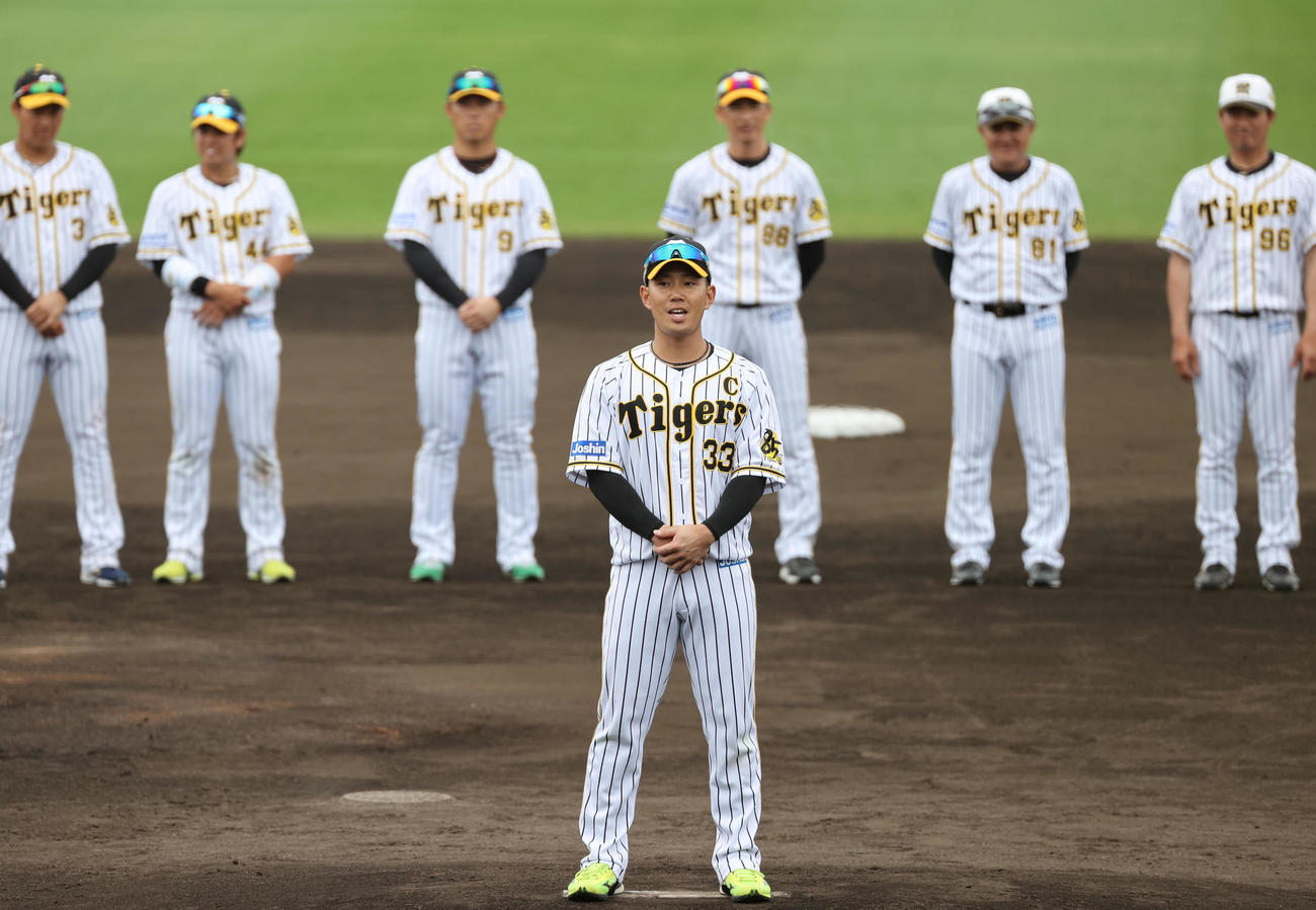 キャンプを打ち上げであいさつする糸原（撮影・清水貴仁）