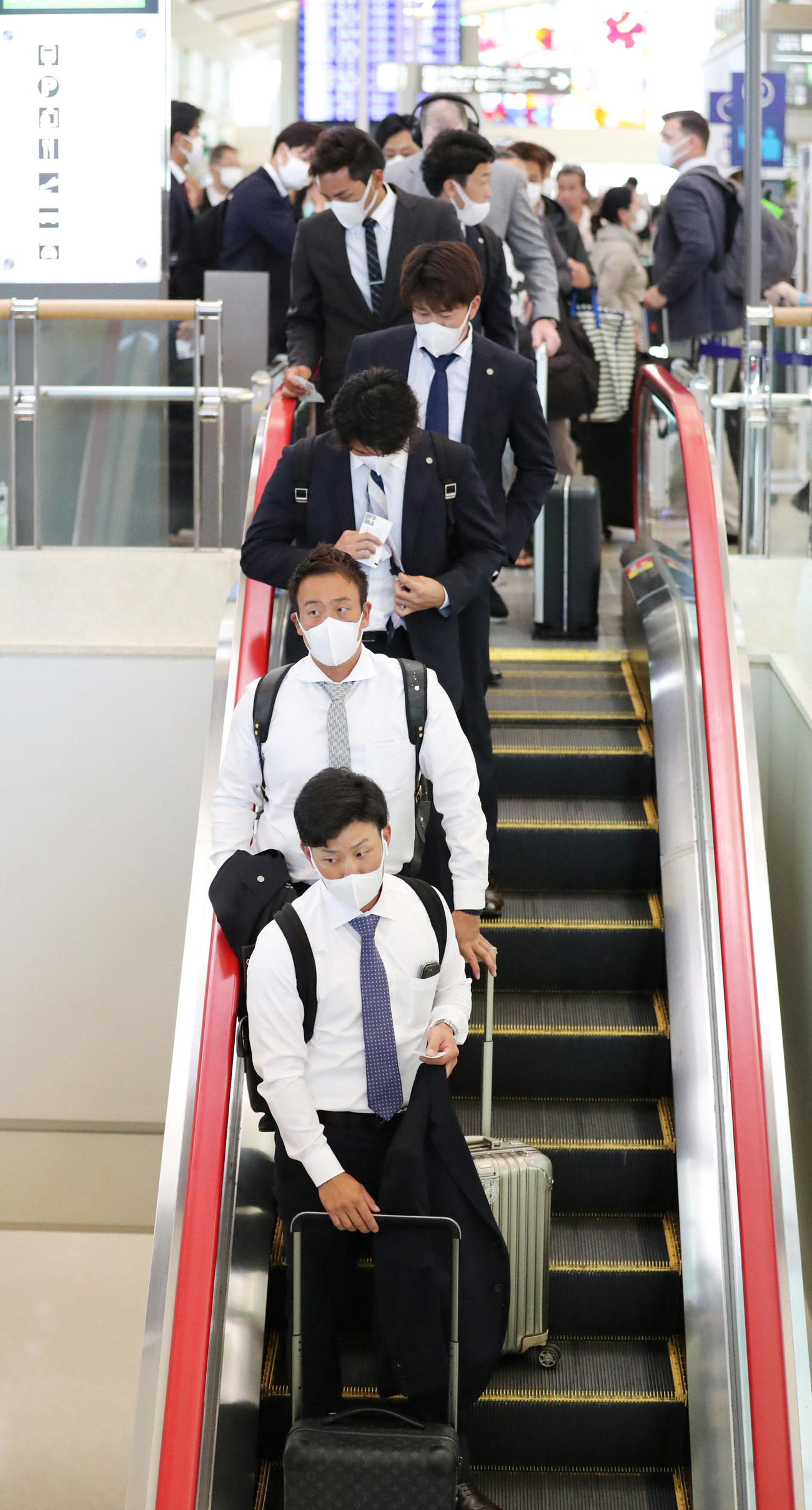 マスク着用で帰阪する糸原（手前）ら阪神ナイン（撮影・清水貴仁）