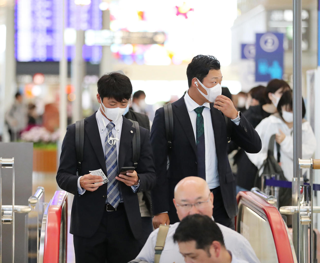 那覇空港に到着する近本と大山（撮影・清水貴仁）